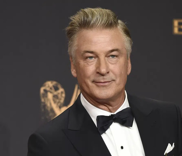 Alec Baldwin posa con el premio al actor de reparto destacado en una serie de comedia por "Saturday Night Live" en la 69.ª edición de los Emmy en Los Ángeles el 17 de septiembre de 2017. (Foto Jordan Strauss/Invision/AP, archivo)