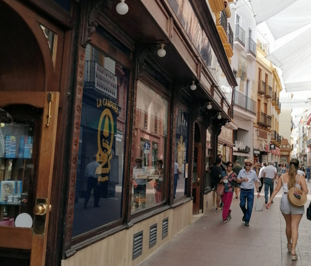 A la izquierda, pastelería La Campana, en calle Sierpes.