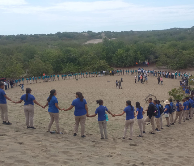 Estudiantes y lugareños forman circulo en demanda de protección a Las Dunas.