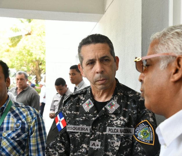 El vocero de la Policía Nacional, Diego Pesqueira, junto al hermano de Juan Luis Mercedes Sierra, Jesús Manuel Mercedes