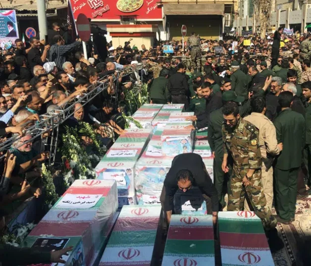 En esta imagen de archivo, los ataúdes de las víctimas de un ataque terrorista contra un desfile militar en Irán, expuestos en Ahvaz, Irán, el 24 de septiembre de 2018.