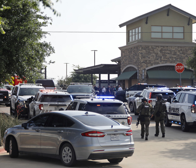Personal de emergencias luego del tiroteo en Texas.