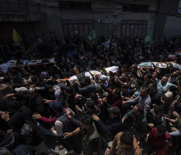 Dolientes cargan los cuerpos de los palestinos que murieron en los ataques aéreos israelíes, durante su funeral en la ciudad de Gaza, ayer.