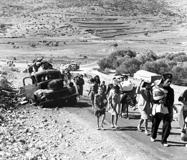 Un grupo de refugiados árabes camina desde Jerusalén hacia el Líbano el 9 de noviembre de 1948, en foto de archivo.