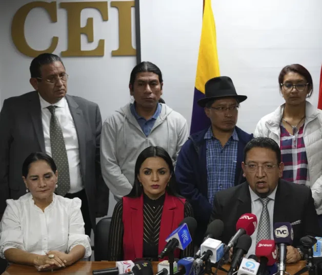 El presidente de la disuelta Asamblea Nacional de Ecuador, Virgilio Saquicela, en la primera fila y segundo a la derecha, habla durante una conferencia de prensa, ayer.