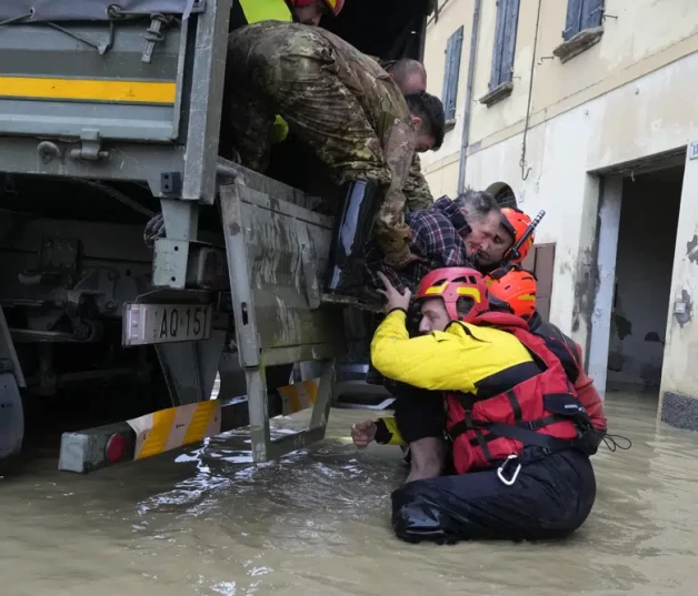 Bomberos rescatan a un anciano el miércoles 17 de mayo de 2023 en el poblado inundado de Castel Bolognese, Italia.