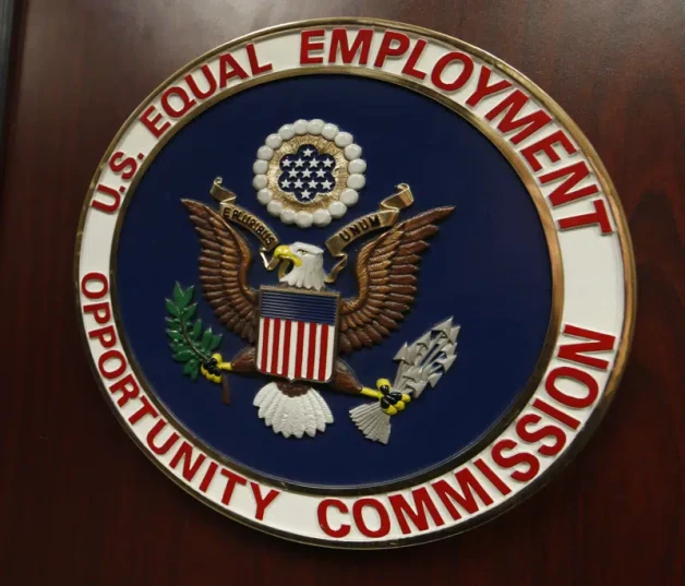 Emblema de la Comisión para la Igualdad de Oportunidades en el Empleo de Estados Unidos (EEOC por sus siglas en inglés) es mostrado en un podio en Vail, Colorado, el martes 16 de febrero de 2016.