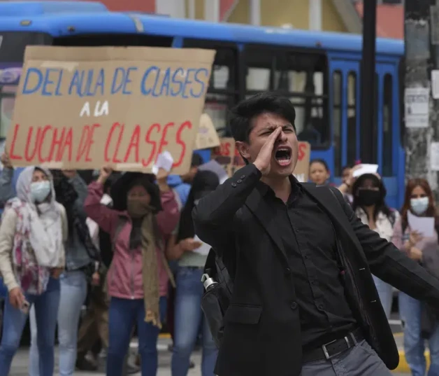 Estudiantes universitarios se manifiestan contra el presidente de Ecuador, Guillermo Lasso, en Quito, ayer.