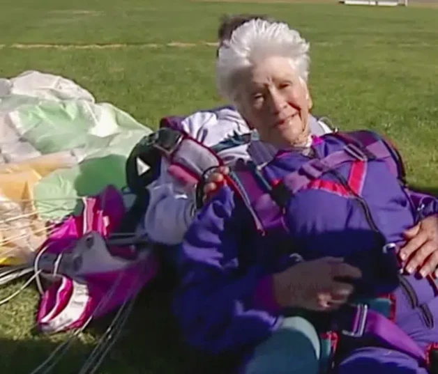 En esta imagen tomada de un video, Clare Nowland luego de saltar en paracaídas en Canberra, Australia, el 6 de abril de 2008.