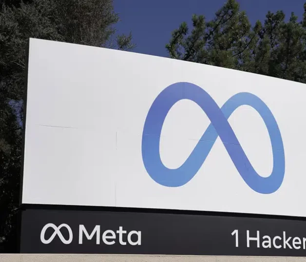 El logo de Meta, la compañía matriz de Facebook, se ve en la sede de la empresa en Menlo Park, California, el 28 de octubre de 2021.