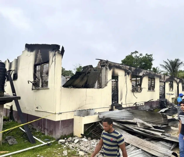 La parte incendiada de la escuela en Mahdia, Guyana, el 22 de mayo de 2023. Foto proveida por el Departamento de Información Pública de Guyana.