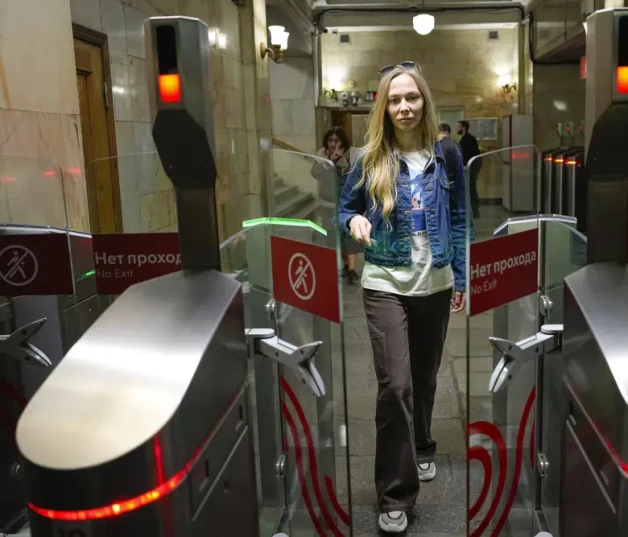 Yekaterina Maksimova, detenida en cinco ocasiones, entra en una parada del metro en Moscú, Rusia, el 22 de mayo de 2023.