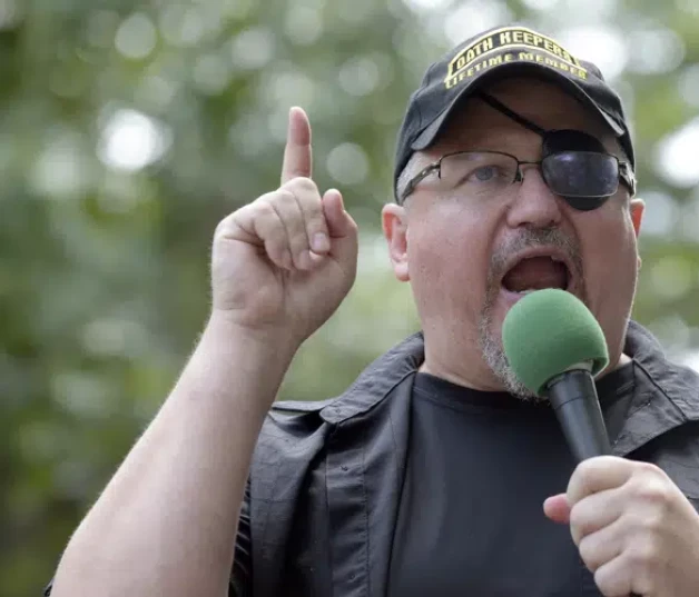 Stewart Rhodes, fundador del grupo extremista Oath Keepers, habla en un acto frente a la Casa Blanca, Washington, 25 de junio de 2017.