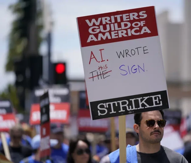 Una de las peticiones de los guionistas estadounidenses es revisar el uso de Inteligencia Artificial (IA) en la escritura de guiones.