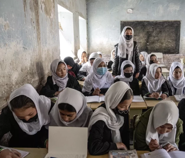 Varias niñas afganas asisten a su salón de clases el primer día del nuevo año escolar, el sábado 25 de marzo de 2023, en Kabul