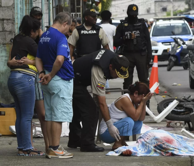 Una mujer llora junto al cuerpo de una persona muerta en Guayaquil, Ecuador, el 4 de junio de 2023.
