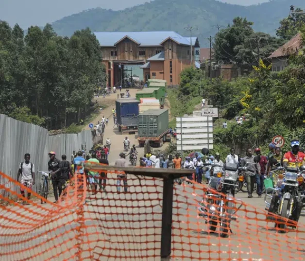 En esta imagen de archivo, varias personas recorren la carretera que lleva al paso fronterizo de Mpondwe hacia República Democrática de Congo, en el oeste de Uganda, el 14 de junio de 2019.