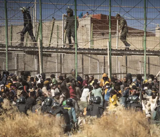 Policías acordonan una zona luego de que varios migrantes llegaron a territorio español y cruzaron las vallas que separan el enclave español de Melilla de Marruecos, el 24 de junio de 2022.