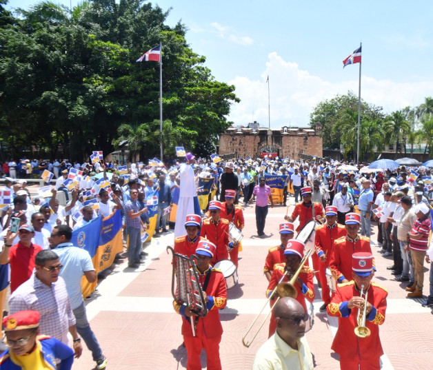 Representantes nacionales de Hogares Crea congregados ayer en Ciudad Colonial, durante una jornada en ocasión del día internacional de lucha contra las drogas.