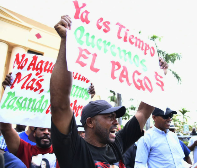 Un agricultor de cebolla se manifiesta de forma eufórica frente al Palacio Nacional