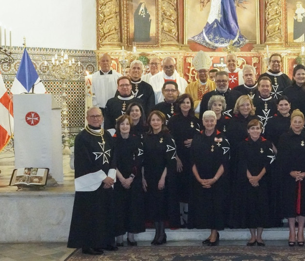 Miembros de la Orden de Malta junto a las autoridades eclesiásticas que oficiaron la eucaristía de Investidura