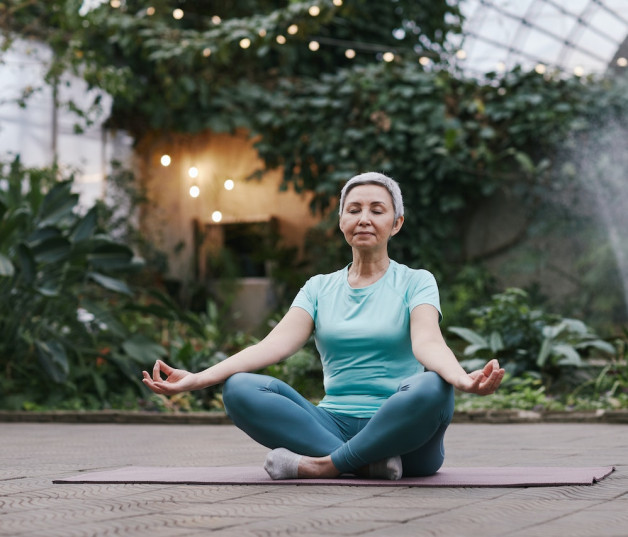 Foto ilustrativa de una persona practicando yoga.