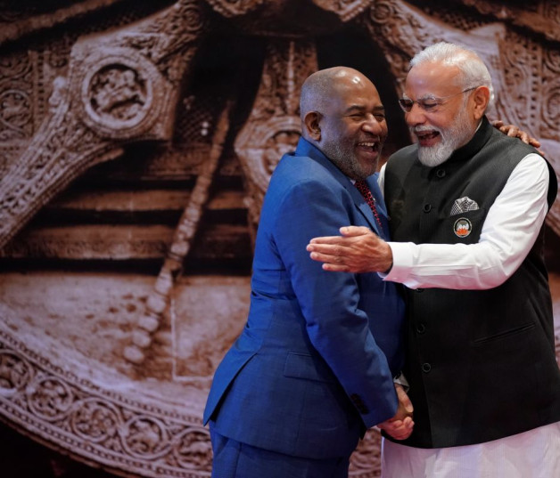 El primer ministro de India, Narendra Modi (derecha), bromea con el presidente de la Unión Africana, el presidente de Comoras, Azali Assoumani, a su llegada al centro de convenciones.