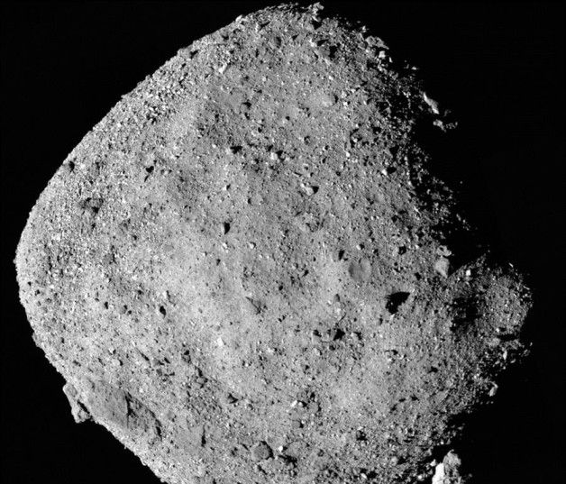 Imagen en mosaico del asteroide Bennu que se compone de 12 imágenes PolyCam recopiladas el 2 de diciembre por la nave espacial OSIRIS-REx desde un rango de 15 millas (24 km). El argentino Lucas Paganini, científico planetario de la NASA, ya está en el desierto de Utah (EE.UU.) preparado para recibir este domingo una cápsula con un preciado cargo: un puñado de rocas y polvos del asteroide Bennu que podría ofrecer información única sobre la formación del sistema solar hace unos 4.500 millones de años.