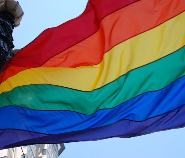 Fotografía muestra bandera LGBTIQ.