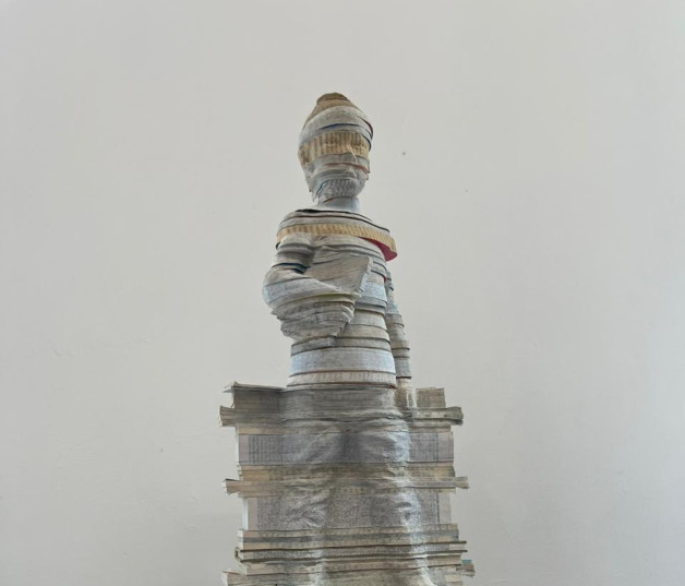 Escultura de papel realizada por Li Hongbo