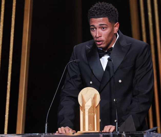 Jude Bellingham habla en el escenario mientras recibe el Trofeo Kopa al mejor jugador sub-21 durante la ceremonia de entrega del Balón de Oro 2023 de France Football