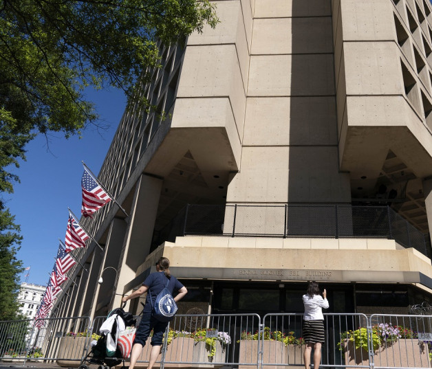 Varias personas toman fotos de la sede del FBI en Washington, el 13 de agosto de 2022.