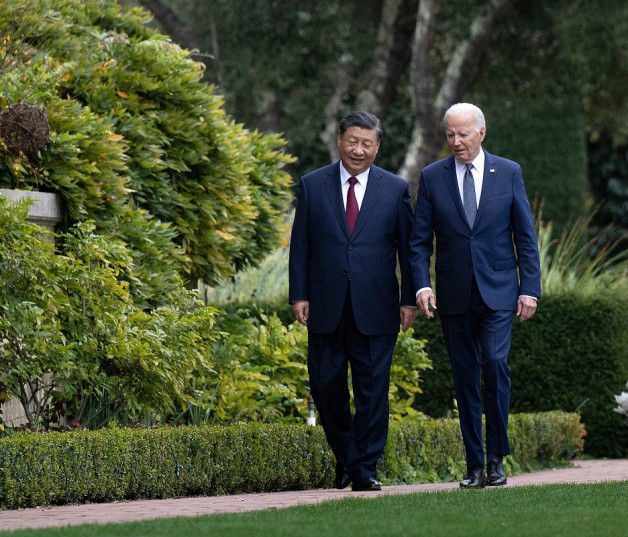 Joe Biden (d), y el presidente chino, Xi Jinping, caminan juntos tras una reunión durante la semana de líderes del Foro de Cooperación Económica Asia-Pacífico (APEC) en Woodside, ayer.