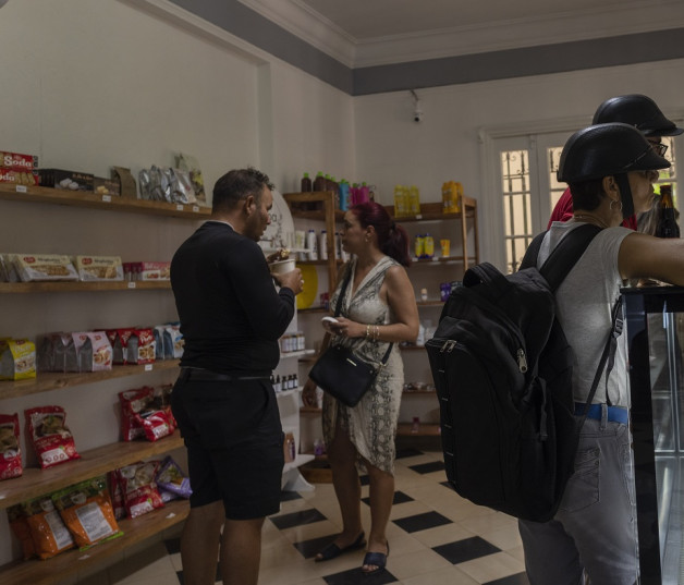 Varias personas compran en una tienda de comestibles privada en La Habana, Cuba, el 11 de noviembre de 2023.