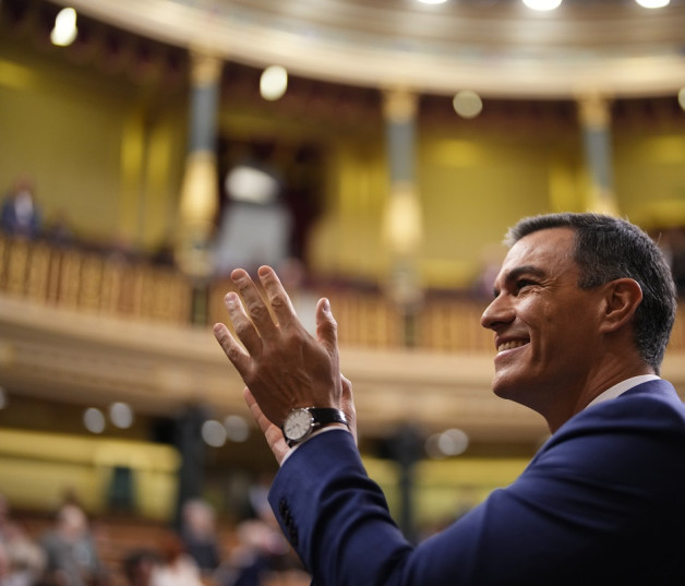 El presidente del gobierno español en funciones, Pedro Sánchez, aplaude durante el debate de investidura en el Congreso de los Diputados en España, ayer.