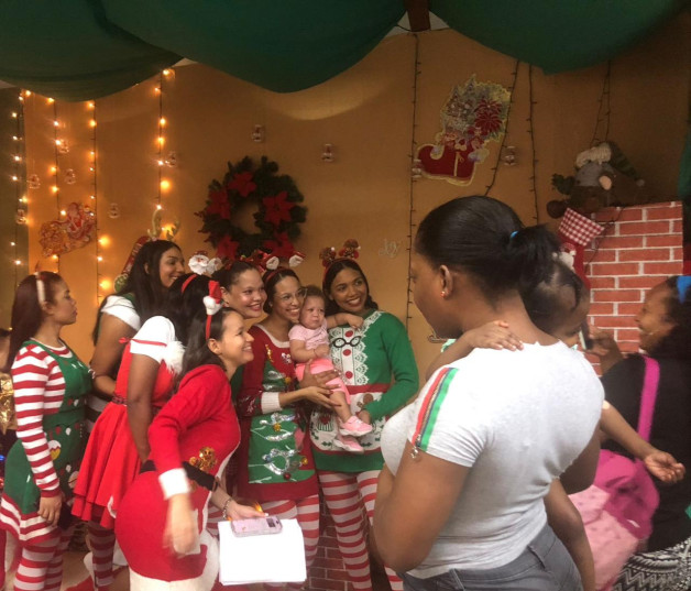 En la imagen, residentes del área de pediatría dejaron sus batas y las cambiaron por los tradicionales trajes navideños, para llevarle un momento de felicidad ayer a los pequeños en el Hospital Infantil Robert Reid Cabral.