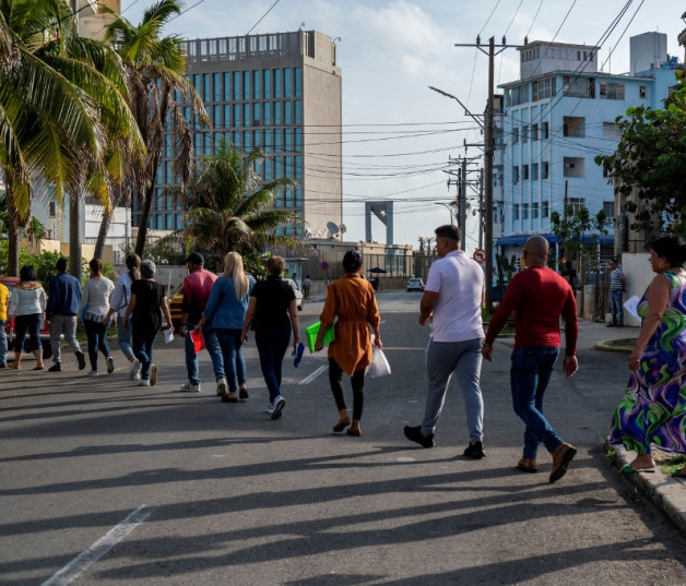 Los cubanos hacen cola para ingresar a la embajada de Estados Unidos en La Habana el 9 de enero de 2024. La agencia de Aduanas y Protección Fronteriza de Estados Unidos dijo el 27 de enero de 2024 que había registrado unas 153.600 entradas irregulares desde Cuba en 2023. Otros 67.000 ingresaron legalmente bajo un programa de reunificación familiar. programa introducido hace un año por la administración de Joe Biden.