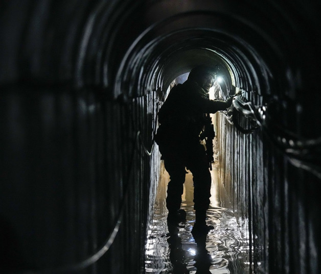 Un militar israelí camina dentro de un túnel debajo del complejo de la agencia de la ONU para los refugiados palestinos UNRWA, en Gaza, el 8 de febrero de 2024.