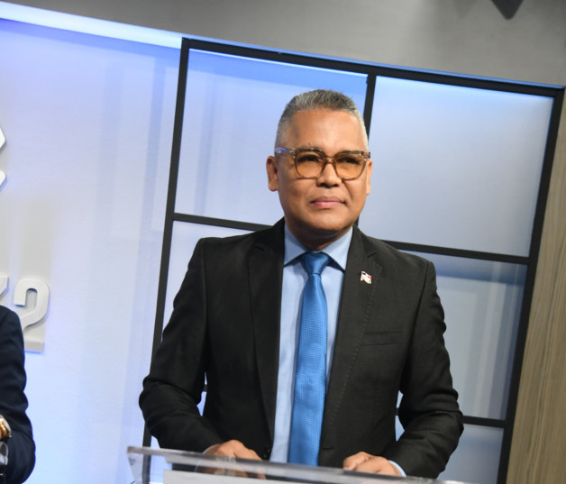 El candidato presidencial de GenS, Carlos Peña