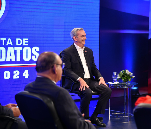 El presidente Luis Abinader mientras desarrollaba varios temas ayer en el espacio LA Semanal.