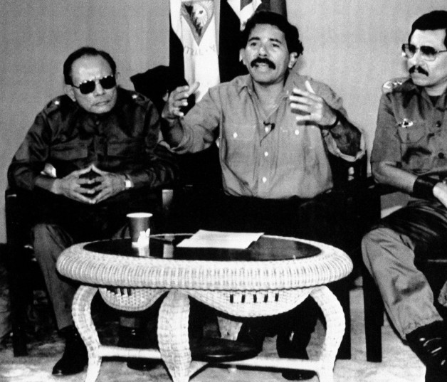 El exministro de Defensa Humberto Ortega, a la derecha, sentado junto a su hermano, el presidente Daniel Ortega, en el centro, y el ministro de Interior, Tomás Borge, en el anuncio de la expulsión de diplomáticos estadounidenses.