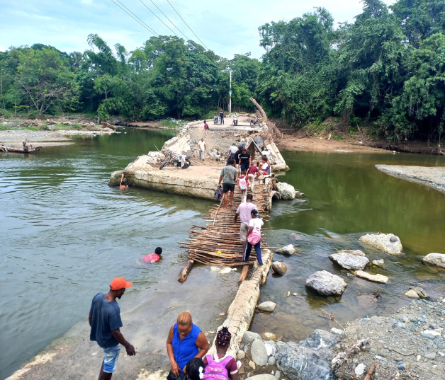 Munícipes piden a las autoridades la pronta intervención del puente de Bayacanes, lo que les permitirá tener un mejor y más rápido acceso a los centros educativos de sus hijos.