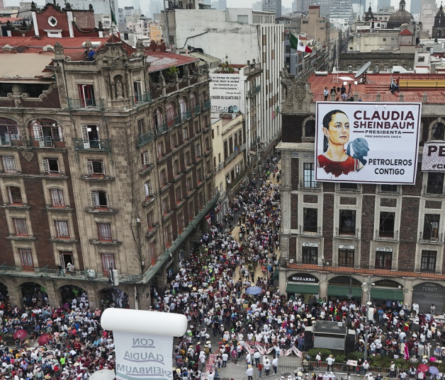 Simpatizantes de la candidata presidencial oficialista Claudia Sheinbaum esperan al inicio del acto de su cierre de campaña ayer en la plaza del Zócalo en Ciudad de México, cuatro días antes de las elecciones del 2 de junio.