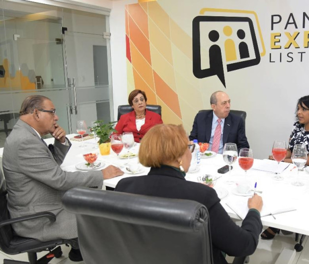 Nélsida Marmolejos, José Manuel Vargas y Yesenia Díaz, conversan con el director de Listín Diario, Miguel Franjul, y con la editora de Economía & Negocios, Cándida Acosta.