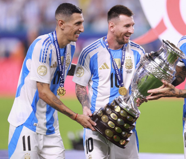 Angel Di Maria, Lionel Messi y Nicolas Otamendi celebran con la Copa América