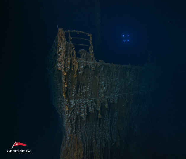 Una nueva expedición al pecio del Titanic no solo ha permitido recuperar varios objetos del famoso transtlántico naufragado sino constatar el lento deterioro de la nave, que ha perdido una parte de la barandilla de la cubierta del castillo de proa recreada en la escena mas recordada del filme de1997 dirigido por James Cameron