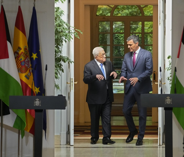 El presidente palestino, Mahmoud Abbas (izquierda), y el presidente del gobierno de España, Pedro Sánchez, a su llegada a una conferencia de prensa conjunta tras una reunión en el Palacio de la Moncloa, en Madrid.