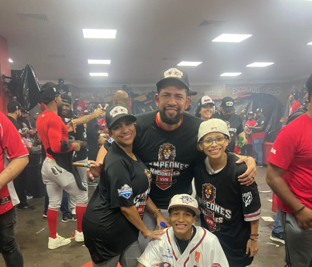 Alex Concepción y su familia durante la celebración de los Leones del Escogido.