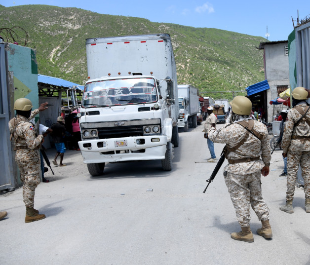 A los comerciantes se les prohíbe conducir más allá de los límites de un chequeo ubicado luego de la plaza comercial.