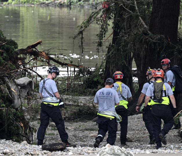 Miembros de un equipo de búsqueda y rescate buscan personas cerca de Camp Mystic, donde al menos 20 niñas desaparecieron tras las inundaciones repentinas en Hunt, Texas, el 5 de julio de 2025.